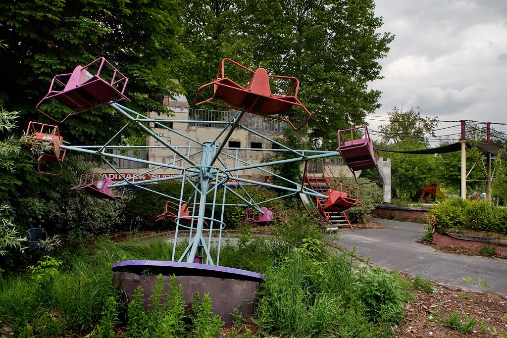 Tilt-a-Whirl - Photo of the Abandoned Dadipark