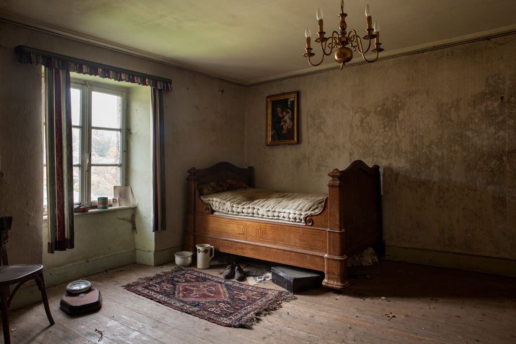 Morning light in the bedroom of an abandoned home [1024x683] [OC ...